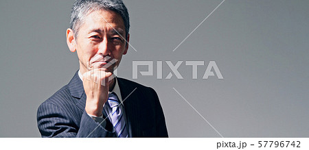 ガッツポーズする中高年男性 57796742