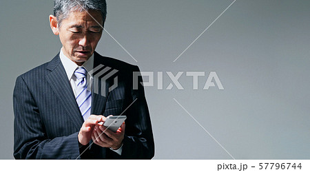 スマホを使う中高年男性 57796744