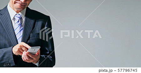 スマホを使う中高年男性 57796745
