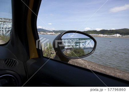 車のミラーに映る海辺の風景 57796860
