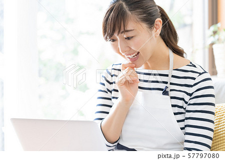 パソコンを見る主婦 57797080