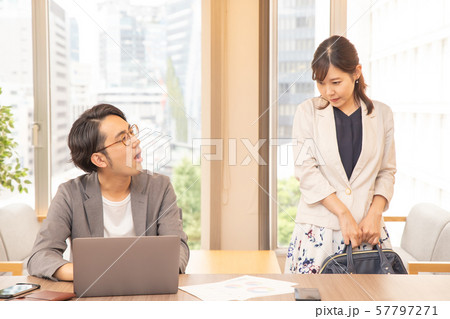 定時退勤する女性を責める男性ビジネスマン 定時退勤する女性を責める男性ビジネスマン 57797271
