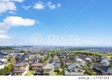 郊外から眺める街並み 57797303