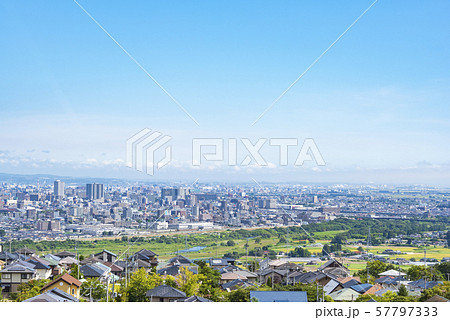 郊外から眺める街並み 郊外から眺める街並み 57797333