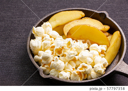 ポップコーンとフライドポテト(皮付き・ナチュラルカット)。スキレットに盛り合わせ。 57797358
