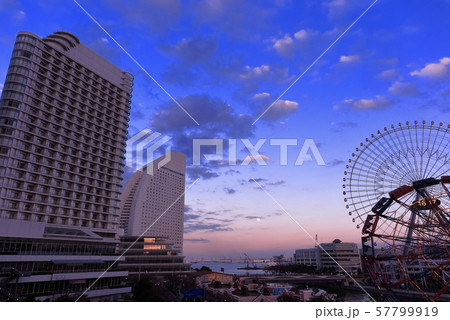 横浜港とみなとみらいの夕景 57799919