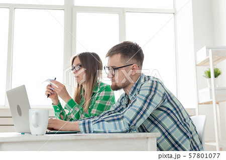 Husband and wife discuss amount in check for payment of the apartment and compare it with the rates 57801077