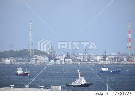 工場地帯を背景に巡視船警戒中 工場地帯を背景に巡視船警戒中 57801722