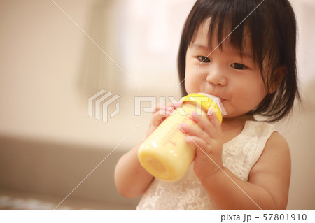 ミルクを飲む赤ちゃん ミルクを飲む赤ちゃん 57801910