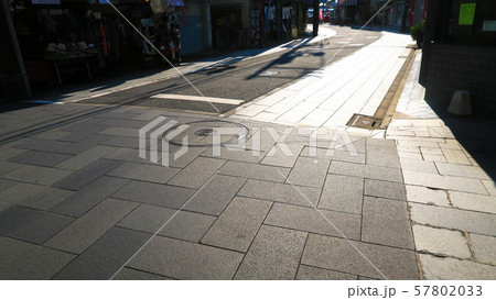 西新井大師の参道の風景 57802033