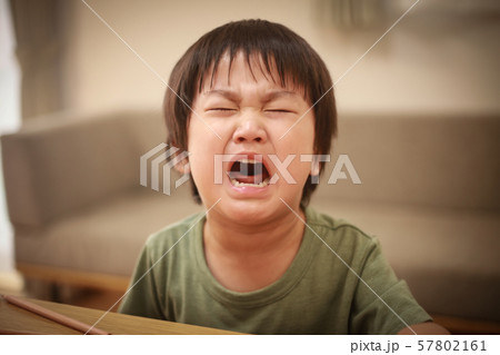 泣く男の子 泣く男の子 57802161