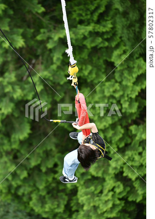 バンジージャンプをする女性 57802317