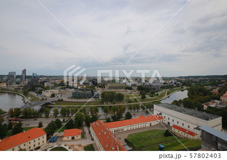 リトアニア・ヴィルニュスの街並み 57802403