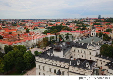 リトアニア・ヴィルニュスの街並み 57802404
