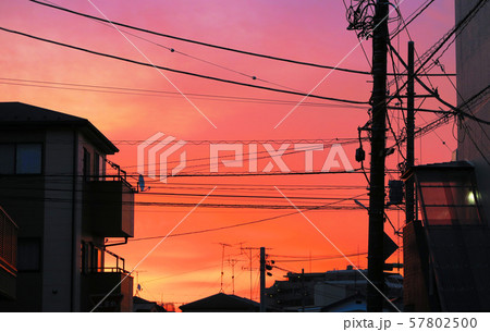 住宅街の夕暮れの風景 57802500