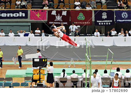 体操競技大会 鉄棒 体操競技大会 鉄棒 57802690