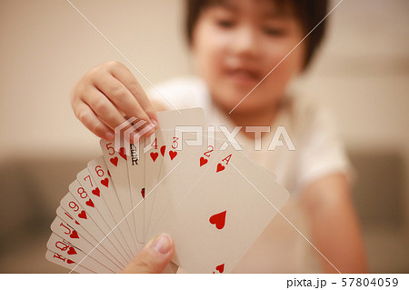 トランプで遊ぶ男の子 トランプで遊ぶ男の子 57804059