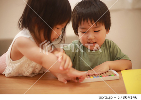 クレヨンを独り占めしようとする男の子 57804146