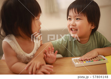 クレヨンを独り占めしようとする男の子 クレヨンを独り占めしようとする男の子 57804148