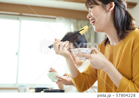家族で楽し気な食事イメージ 家族で楽し気な食事イメージ 57804228