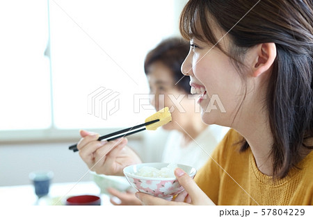 家族で楽し気な食事イメージ 家族で楽し気な食事イメージ 57804229