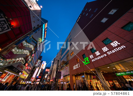 日本の東京都市景観　東京・秋葉原（外国人観光客らで賑わう駅前） 57804861
