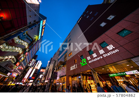 日本の東京都市景観　東京・秋葉原（外国人観光客らで賑わう駅前） 57804862
