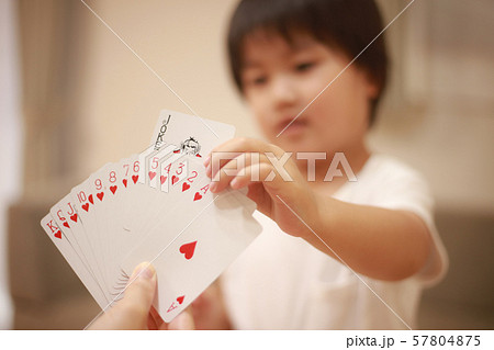 トランプで遊ぶ男の子 トランプで遊ぶ男の子 57804875