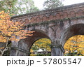 アーチ橋のある秋景色 57805547