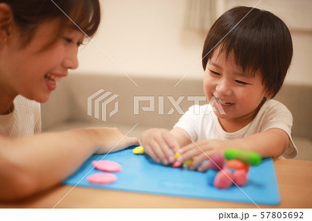 粘土で遊ぶ親子 粘土で遊ぶ親子 57805692