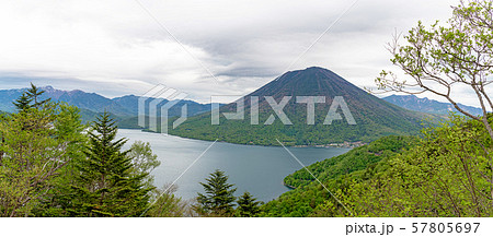 奥日光 中禅寺湖と男体山 57805697