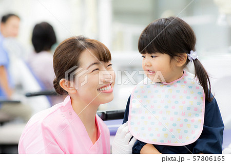 歯科衛生士さんと子供 歯科衛生士さんと子供 57806165
