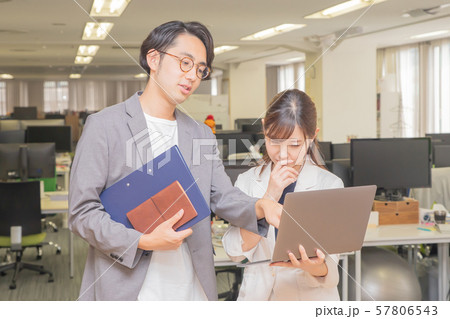 オフィスで臭いが気になる男女のビジネスマン 57806543