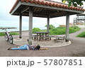 沖縄　曇り空　糸満　海　マウンテンバイク　横たわる人 57807851