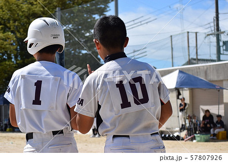 少年野球 バッター 背番号の写真素材