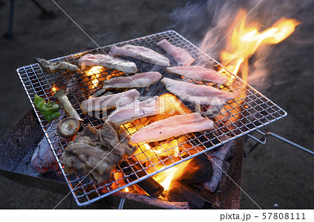 アウトドアで焼肉 アウトドアで焼肉 57808111