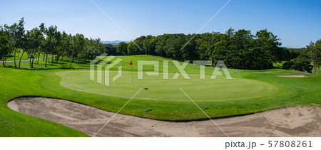 ゴルフ場 ゴルフコース パッティンググリーン 57808261