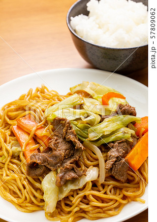 焼きそば定食(ソース焼きそばと白ごはんのセットメニュー)。 57809062