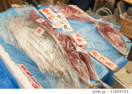生鮮市場で販売される新鮮な魚 生鮮市場で販売される新鮮な魚 57809701