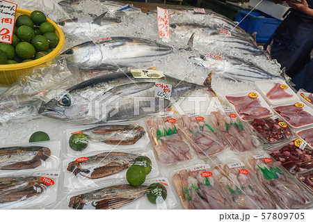 生鮮市場で販売されている魚 57809705