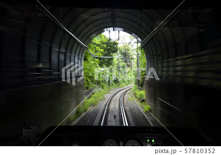 トンネルに入る電車の写真素材