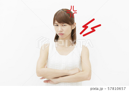女性　怒り 57810657
