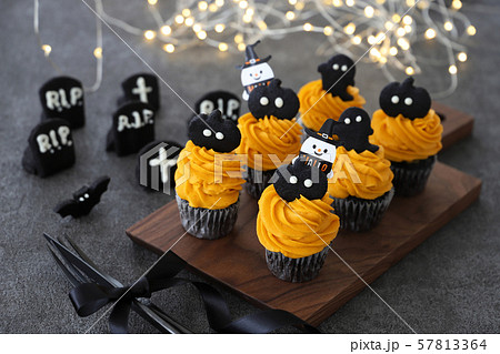 ブラックココアカップケーキ かぼちゃクリームの写真素材