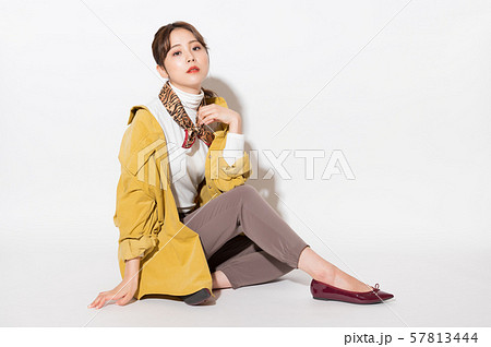女性　ファッション　ポートレート 57813444