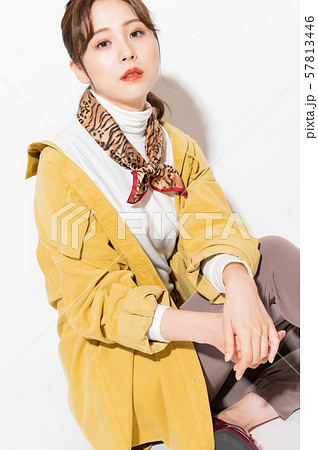 女性　ファッション　ポートレート 57813446