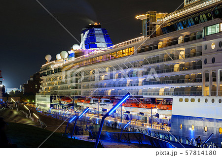 大桟橋に停泊中の豪華客船 57814180
