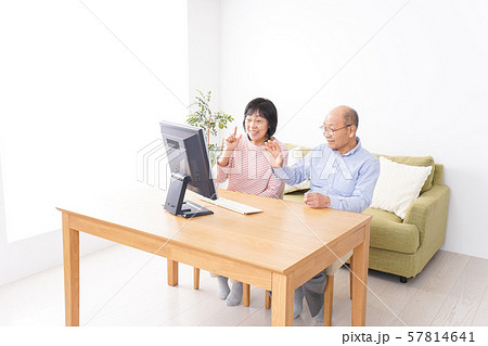 パソコンでテレビ電話をする高齢の夫婦 パソコンでテレビ電話をする高齢の夫婦 57814641