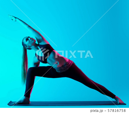 woman yoga exercices Utthita Parsvakonasana 57816758