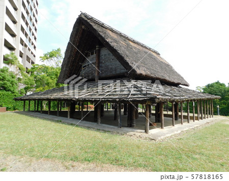 史跡新池ハニワ工場公園の復元された竪穴式建物 史跡新池ハニワ工場公園の復元された竪穴式建物 57818165