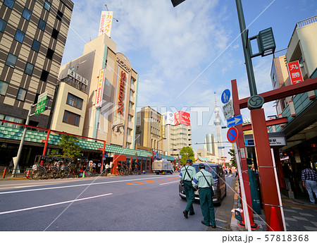 日本の東京都市景観 浅草寺の浅草駅出入口前の放置車両(駐車違反)を確認する駐車監視員 日本の東京都市景観 浅草寺の浅草駅出入口前の放置車両(駐車違反)を確認する駐車監視員 57818368